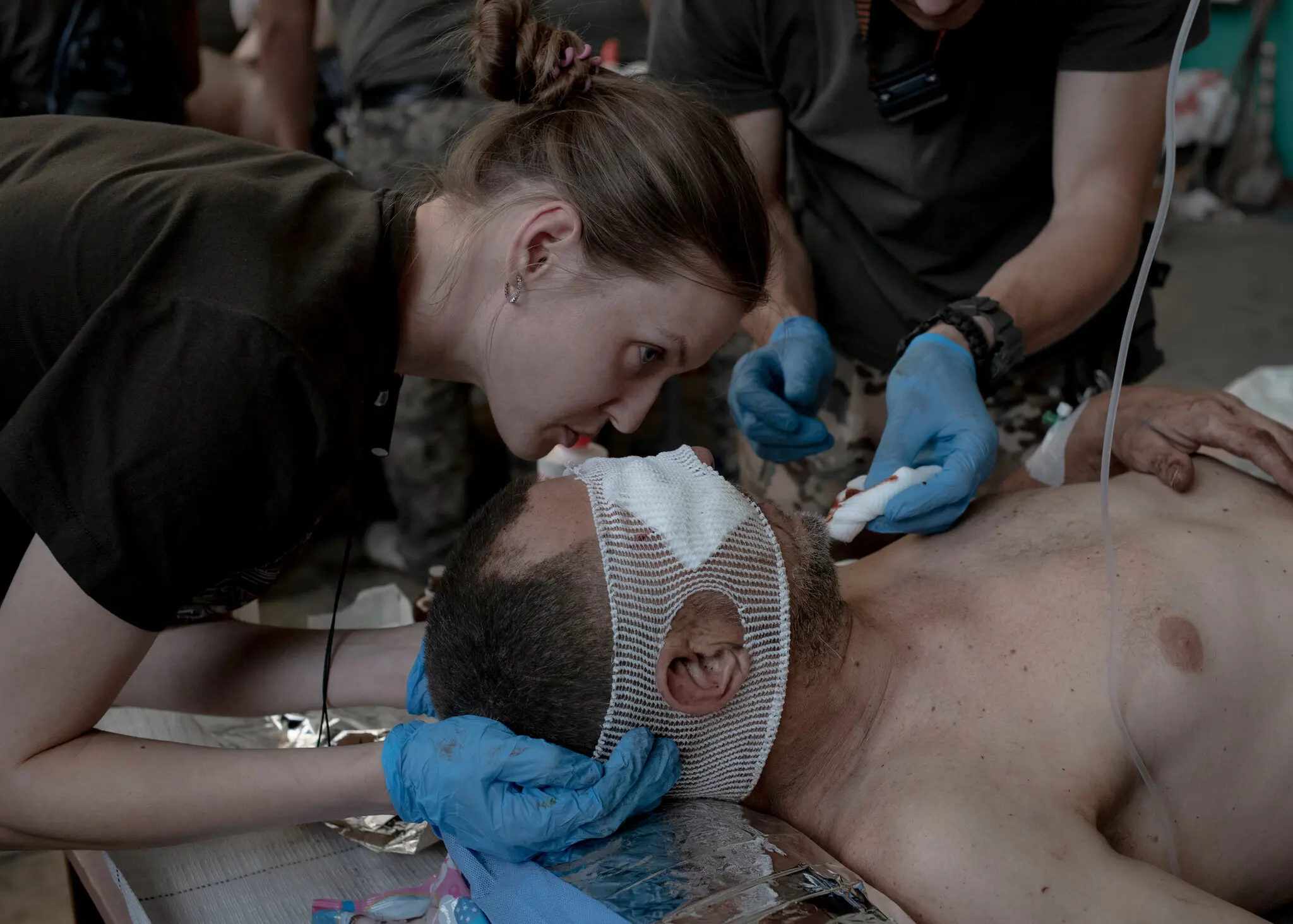 Муса, хірург на стабілізаційному пункті, лікує бійця з осколковим пораненням біля одного з очей